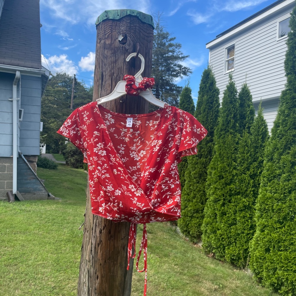 red cropped floral wrap top & matching scrunchie set